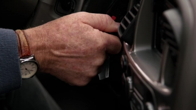 WHITE_COLLAR_-_E4X07_COMPROMISING_POSITIONS_379.jpg