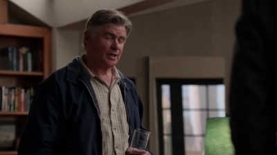 WHITE_COLLAR_-_E4X09_GLOVES_OFF_120.jpg