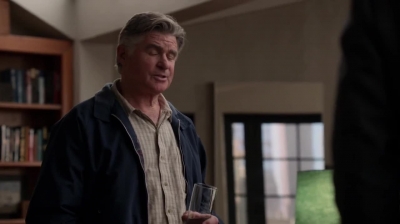 WHITE_COLLAR_-_E4X09_GLOVES_OFF_121.jpg