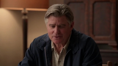 WHITE_COLLAR_-_E4X09_GLOVES_OFF_254.jpg