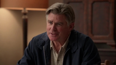 WHITE_COLLAR_-_E4X09_GLOVES_OFF_257.jpg