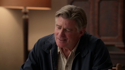 WHITE_COLLAR_-_E4X09_GLOVES_OFF_282.jpg