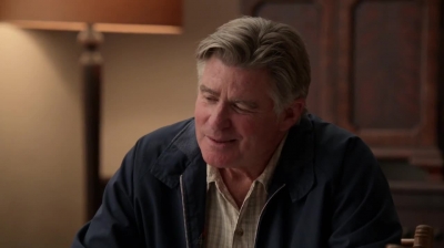 WHITE_COLLAR_-_E4X09_GLOVES_OFF_283.jpg