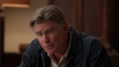 WHITE_COLLAR_-_E4X09_GLOVES_OFF_366.jpg