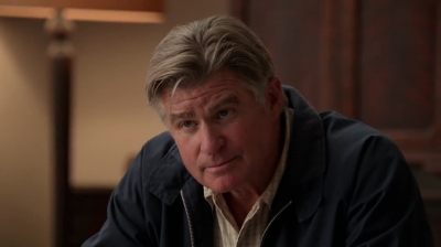 WHITE_COLLAR_-_E4X09_GLOVES_OFF_396.jpg