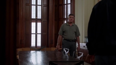WHITE_COLLAR_-_E4X09_GLOVES_OFF_451.jpg