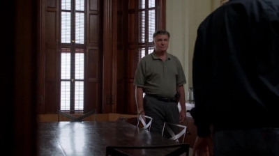 WHITE_COLLAR_-_E4X09_GLOVES_OFF_456.jpg