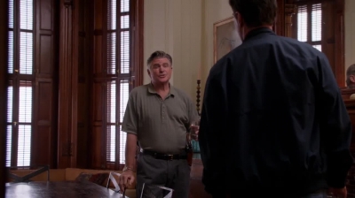 WHITE_COLLAR_-_E4X09_GLOVES_OFF_490.jpg