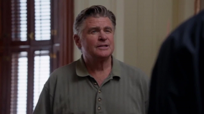 WHITE_COLLAR_-_E4X09_GLOVES_OFF_493.jpg