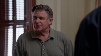 WHITE_COLLAR_-_E4X09_GLOVES_OFF_495.jpg