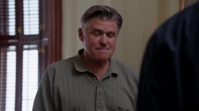 WHITE_COLLAR_-_E4X09_GLOVES_OFF_529.jpg