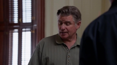 WHITE_COLLAR_-_E4X09_GLOVES_OFF_561.jpg