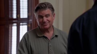 WHITE_COLLAR_-_E4X09_GLOVES_OFF_564.jpg