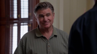 WHITE_COLLAR_-_E4X09_GLOVES_OFF_566.jpg