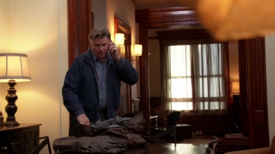 WHITE_COLLAR_-_E4X09_GLOVES_OFF_604.jpg