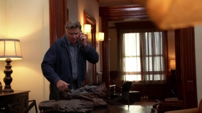 WHITE_COLLAR_-_E4X09_GLOVES_OFF_606.jpg