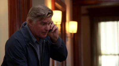 WHITE_COLLAR_-_E4X09_GLOVES_OFF_623.jpg