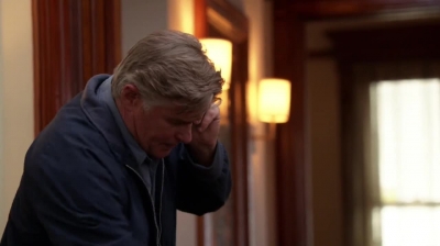 WHITE_COLLAR_-_E4X09_GLOVES_OFF_630.jpg