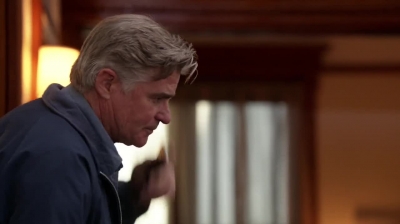 WHITE_COLLAR_-_E4X09_GLOVES_OFF_638.jpg