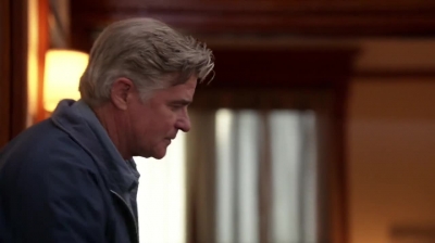 WHITE_COLLAR_-_E4X09_GLOVES_OFF_640.jpg