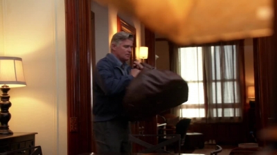 WHITE_COLLAR_-_E4X09_GLOVES_OFF_645.jpg
