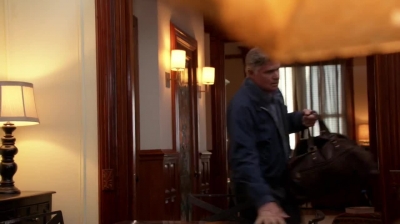 WHITE_COLLAR_-_E4X09_GLOVES_OFF_652.jpg