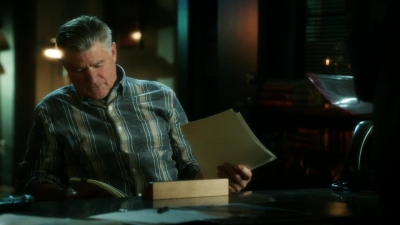 CSI_CRIME_SCENE_INVESTIGATION_-_E14X22_DEAD_IN_HIS_TRACKS_0383.jpg