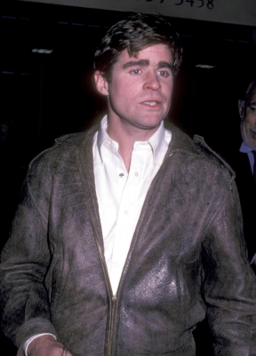 11131983_-_Some_Men_Need_Help_Off-Broadway_Play_Performance_002.jpg
