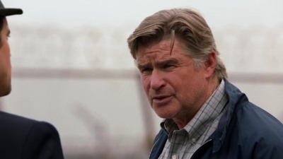 WHITE_COLLAR_-_E4X07_COMPROMISING_POSITIONS_250.jpg