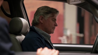 WHITE_COLLAR_-_E4X07_COMPROMISING_POSITIONS_355.jpg
