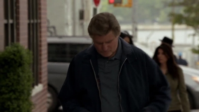 WHITE_COLLAR_-_E4X07_COMPROMISING_POSITIONS_388.jpg