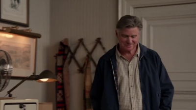 WHITE_COLLAR_-_E4X09_GLOVES_OFF_077.jpg