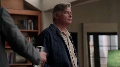 WHITE_COLLAR_-_E4X09_GLOVES_OFF_100.jpg