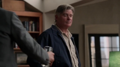 WHITE_COLLAR_-_E4X09_GLOVES_OFF_101.jpg