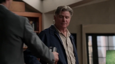 WHITE_COLLAR_-_E4X09_GLOVES_OFF_102.jpg