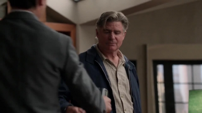 WHITE_COLLAR_-_E4X09_GLOVES_OFF_103.jpg