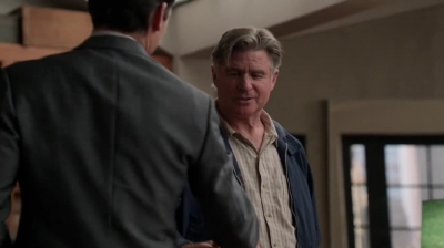 WHITE_COLLAR_-_E4X09_GLOVES_OFF_105.jpg