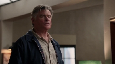 WHITE_COLLAR_-_E4X09_GLOVES_OFF_107.jpg