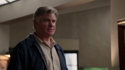 WHITE_COLLAR_-_E4X09_GLOVES_OFF_114.jpg