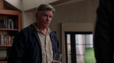 WHITE_COLLAR_-_E4X09_GLOVES_OFF_119.jpg