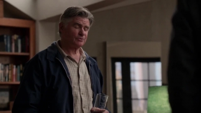 WHITE_COLLAR_-_E4X09_GLOVES_OFF_122.jpg