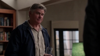 WHITE_COLLAR_-_E4X09_GLOVES_OFF_124.jpg