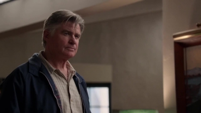 WHITE_COLLAR_-_E4X09_GLOVES_OFF_125.jpg