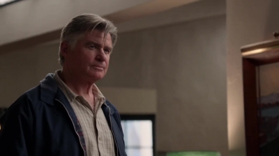 WHITE_COLLAR_-_E4X09_GLOVES_OFF_126.jpg