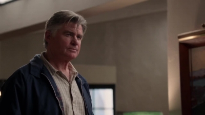WHITE_COLLAR_-_E4X09_GLOVES_OFF_127.jpg