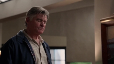 WHITE_COLLAR_-_E4X09_GLOVES_OFF_132.jpg