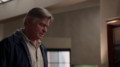 WHITE_COLLAR_-_E4X09_GLOVES_OFF_135.jpg