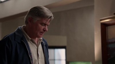WHITE_COLLAR_-_E4X09_GLOVES_OFF_137.jpg