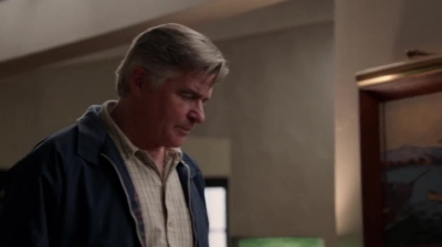 WHITE_COLLAR_-_E4X09_GLOVES_OFF_138.jpg
