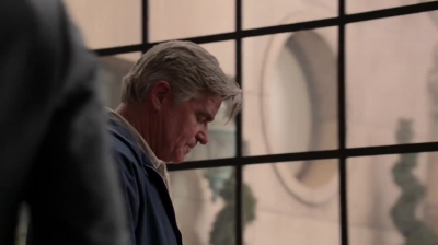 WHITE_COLLAR_-_E4X09_GLOVES_OFF_145.jpg